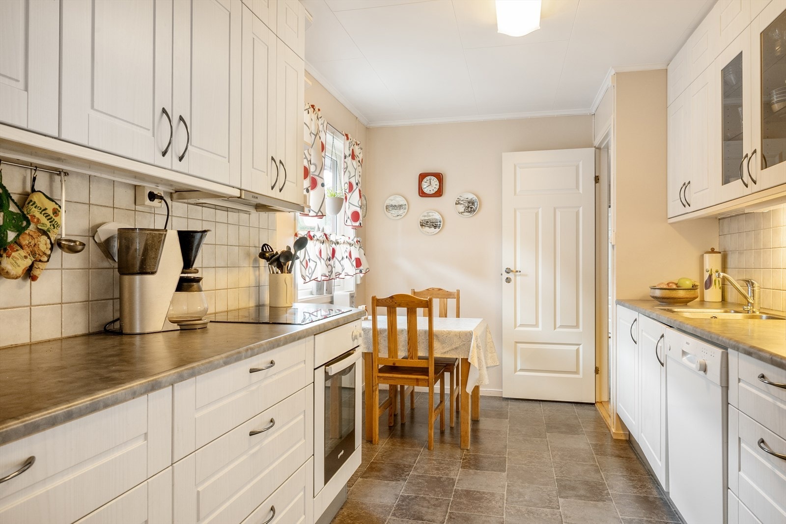 Det er adkomst til kjøkkenet både fra stua og gangen. Galleribilde