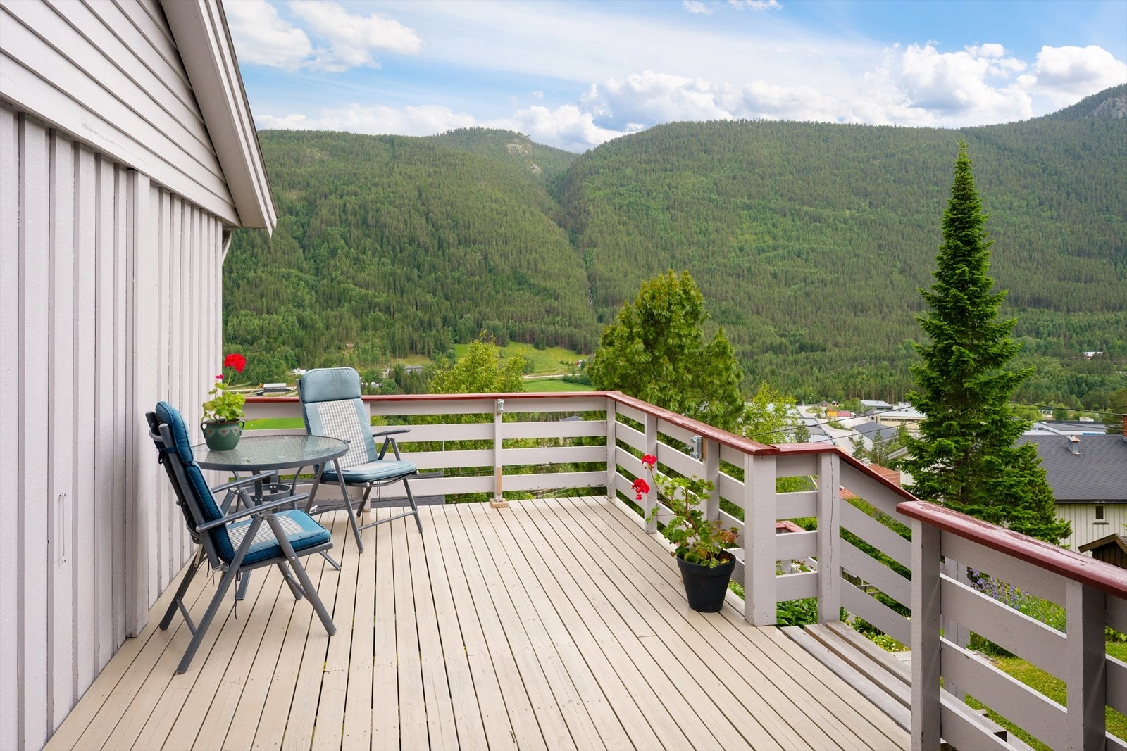 Fra stue/kjøkken er det utgang til veranda på ca 25 kvm. Galleribilde