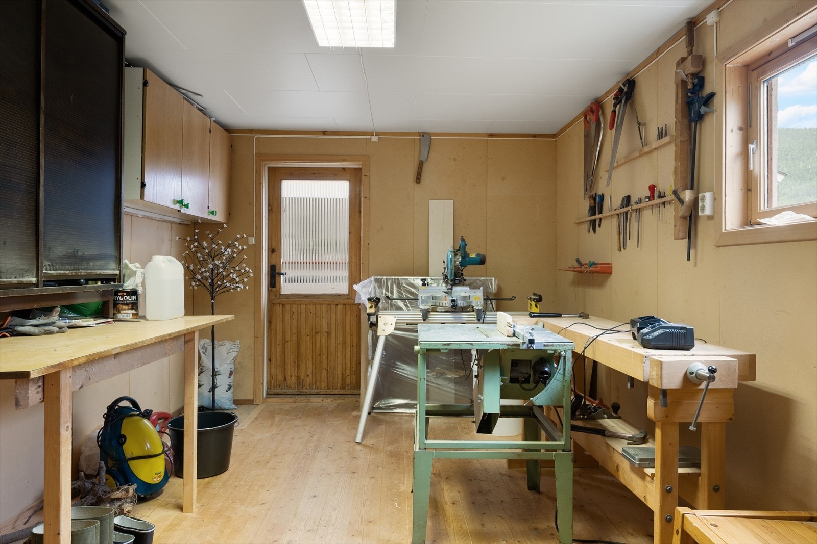 Romslig rom inntil garasjen som i dag benyttes om hobbyrom. Galleribilde