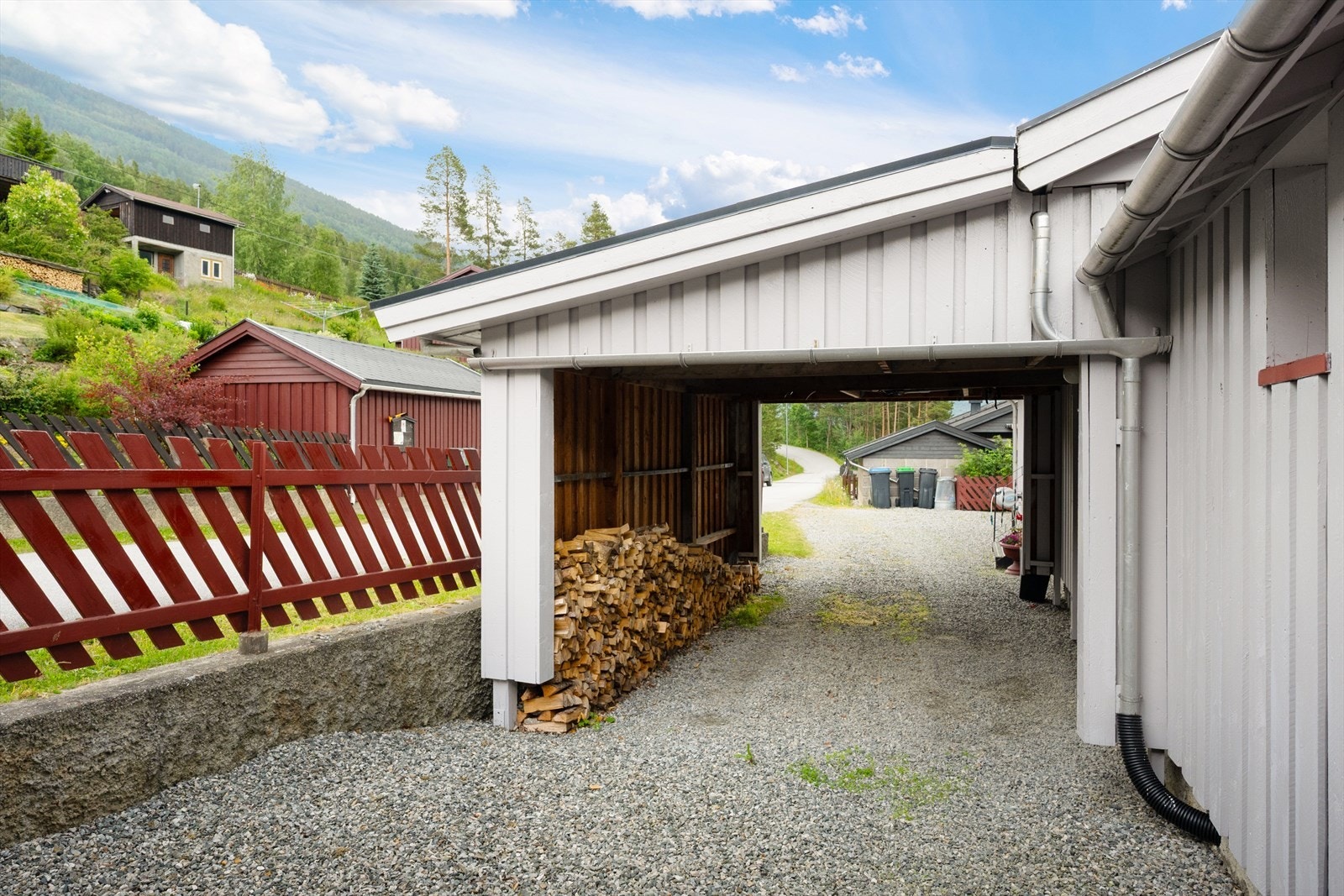 Det er adkomst til garasjen via carporten. Galleribilde