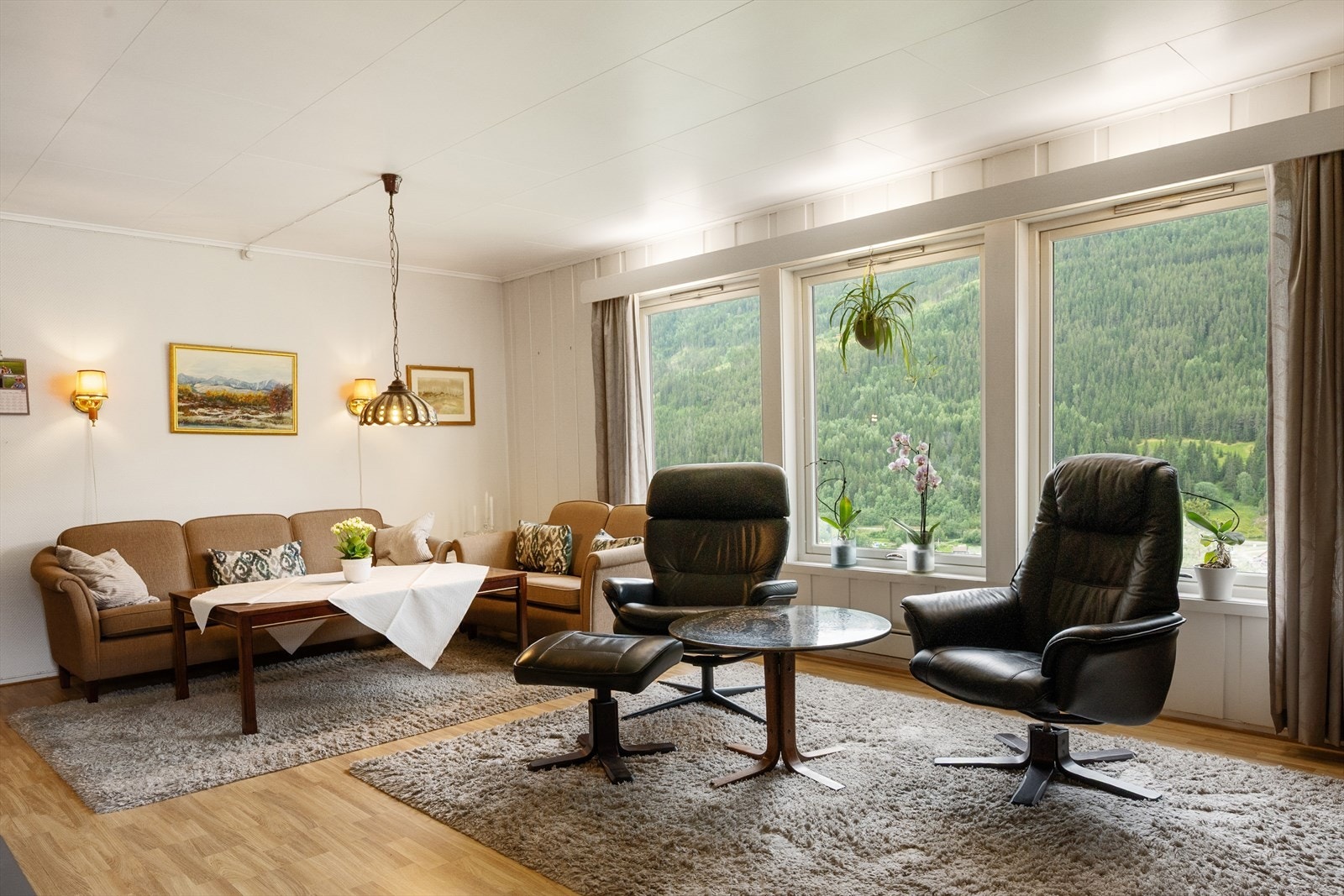 Utsikten kan nytes fra sofakroken. Galleribilde