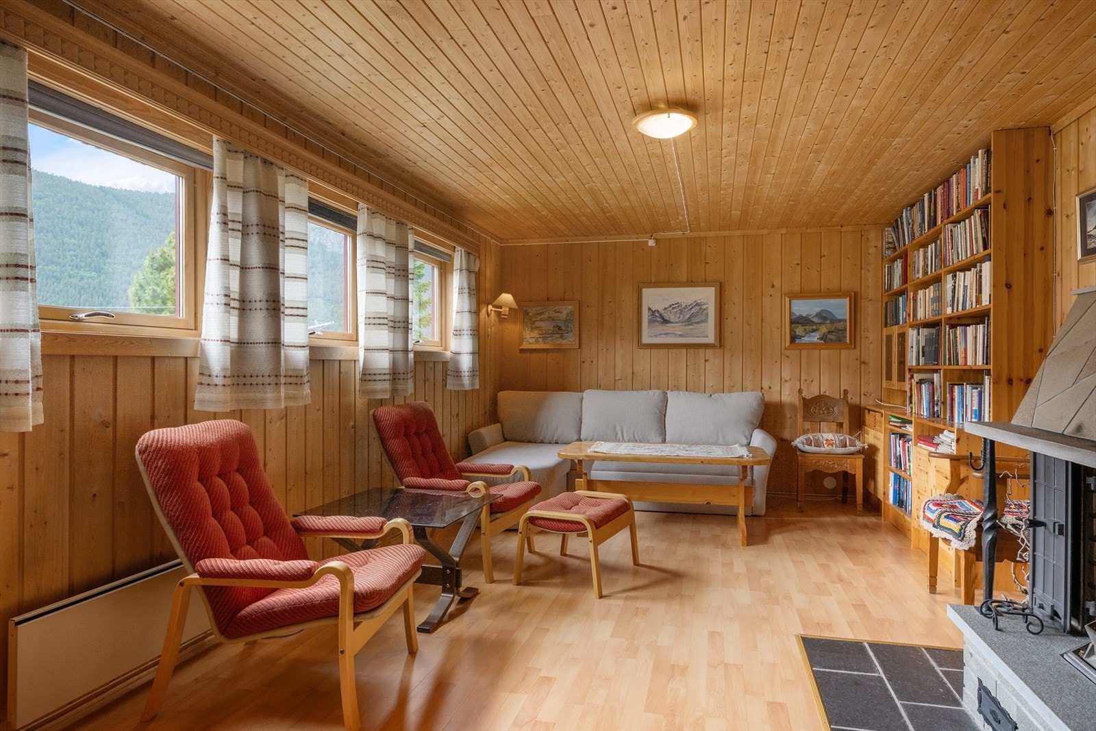 Panelte vegger og tak gir kjellerstua et lunt preg. Galleribilde