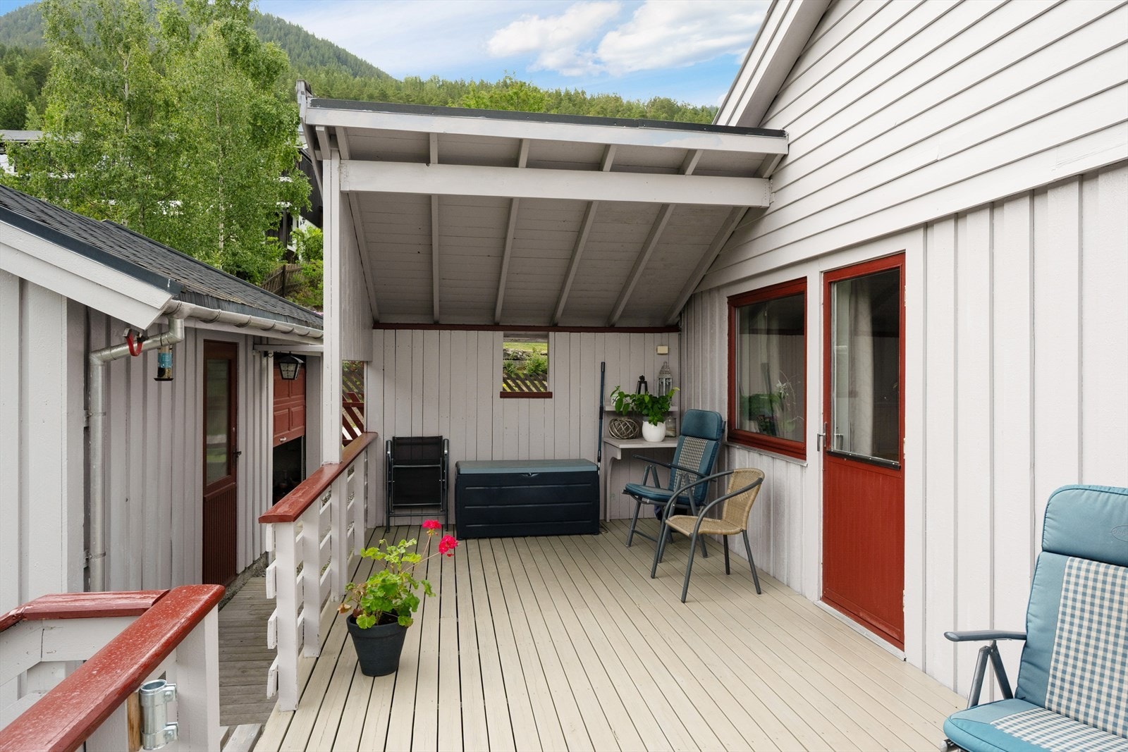 Deler av verandaen er overbygd, og det er trapp ut til hageområdet. Galleribilde