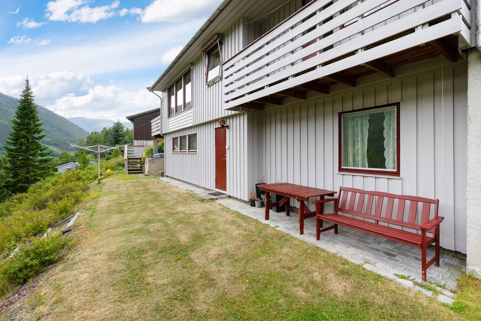 Kjelleretasjen har både utvendig og innvendig adkomst. Galleribilde