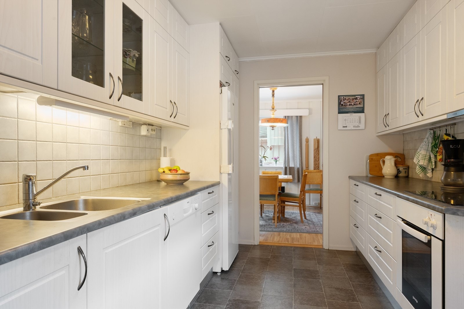 Platetopp og stekeovn er integrert. Øvrige hvitevarer er frittstående. Galleribilde