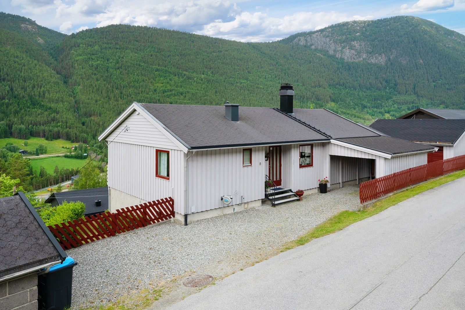 Eiendommen har gruset adkomst og gårdsplass. Galleribilde