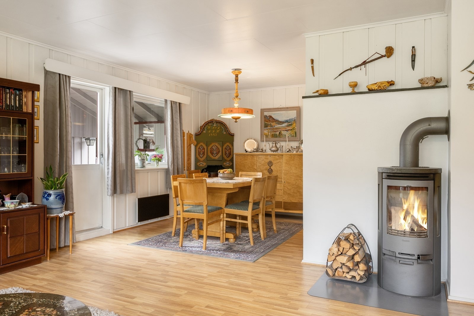 Spisestua er plassert nær kjøkkenet. Galleribilde