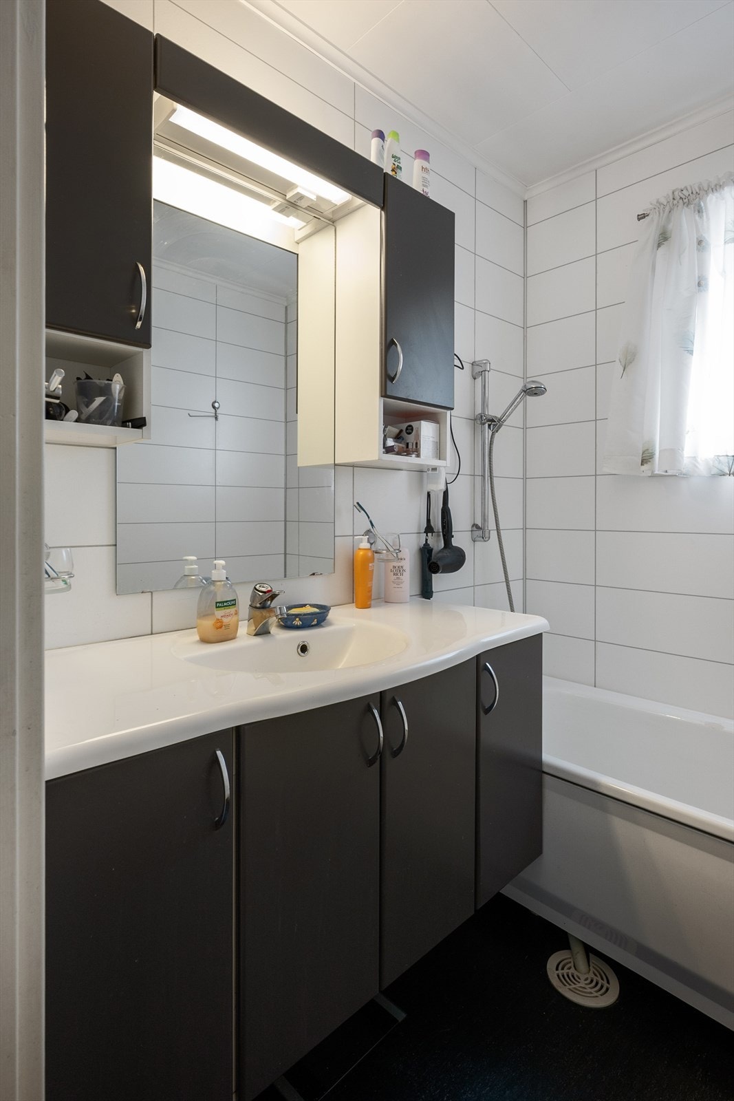 Interiøret består av en romslig innredning og badekar. Galleribilde