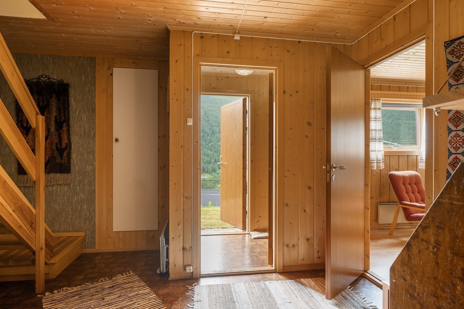 Fra gangen er det trapp opp til hovedetasjen og dør inn til kjellerstua. Galleribilde