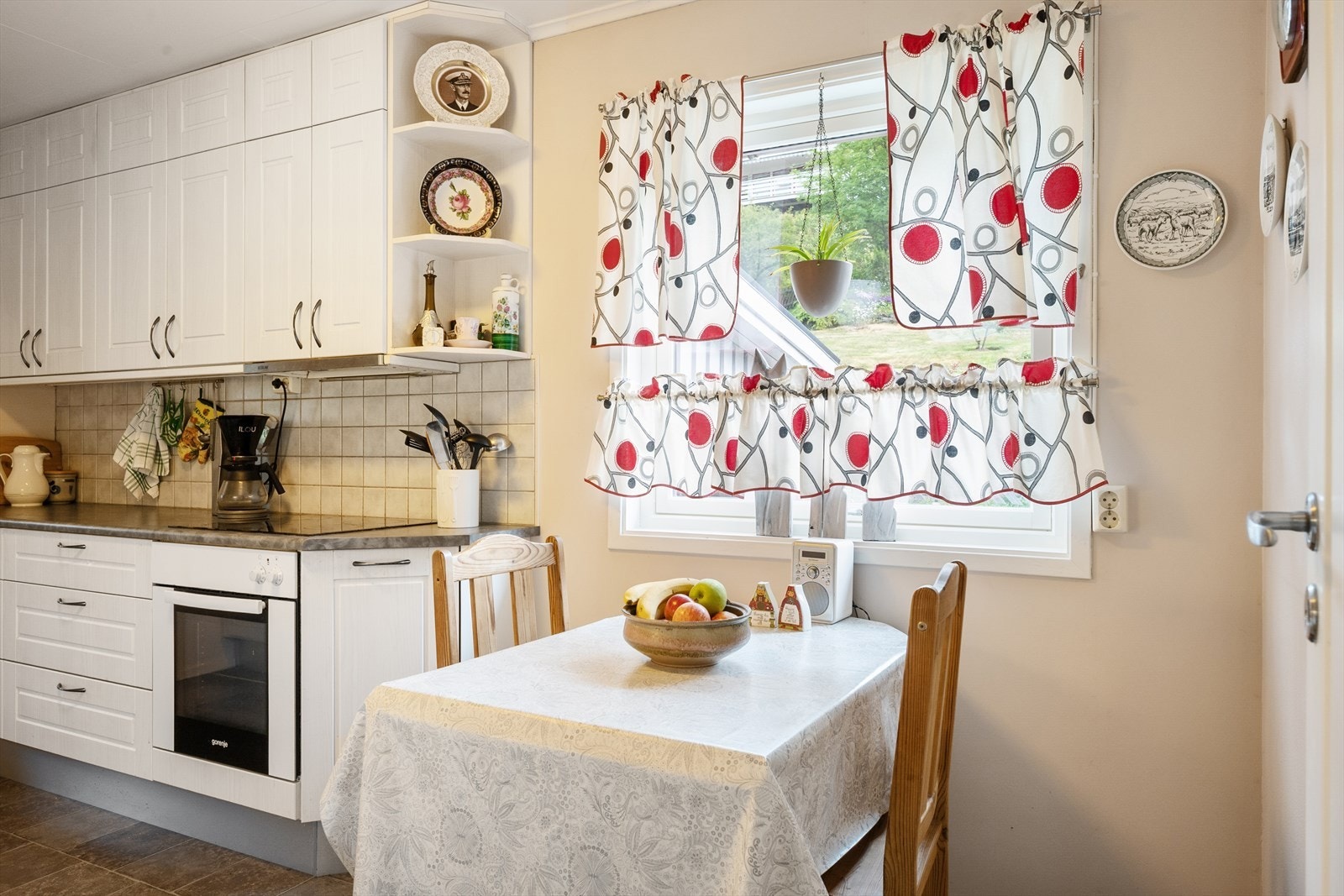 I tillegg har kjøkkenet plass til en hyggelig spiseplass. Galleribilde