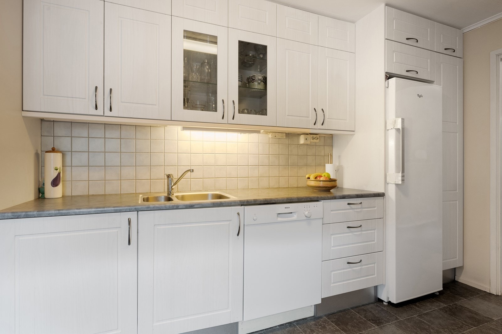 Innredningen er lys og tidløs med profilerte fronter og benkeplate i laminat. Galleribilde