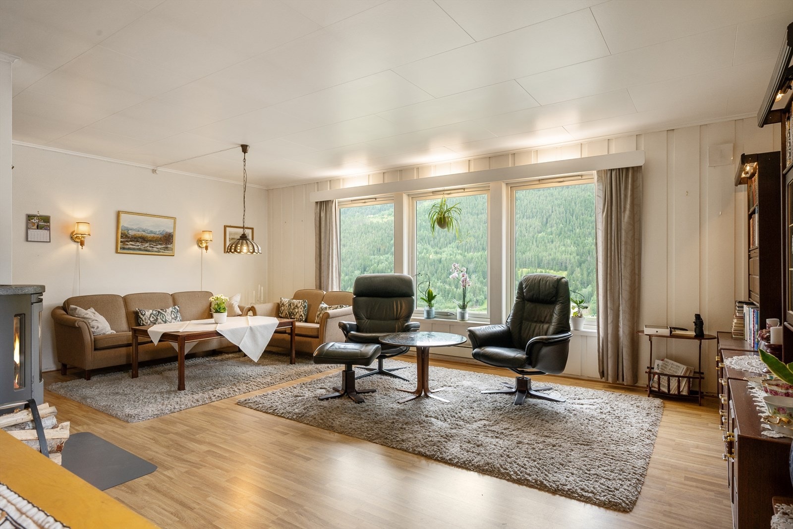 Lyse overflater kombinert med store vinduer gir rommet et lyst og luftig uttrykk. Galleribilde