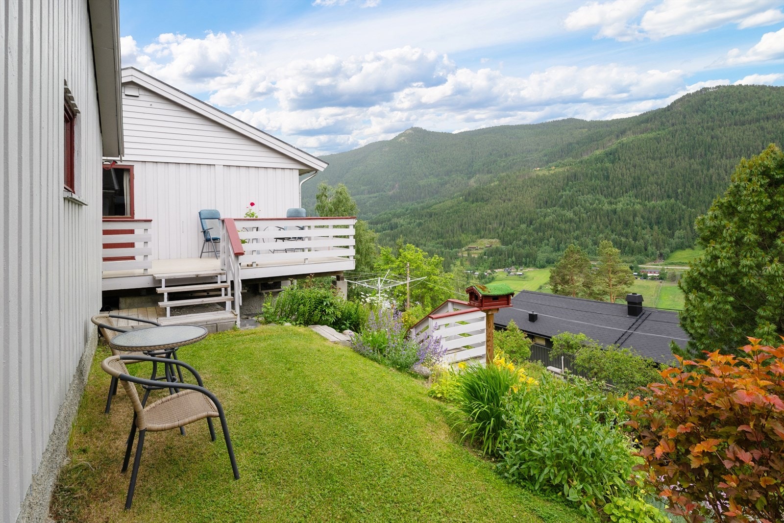 Hageområdet er flott opparbeidet med grøntarealer, blomsterbed, samt hekkeplanter og busker/trær. Galleribilde