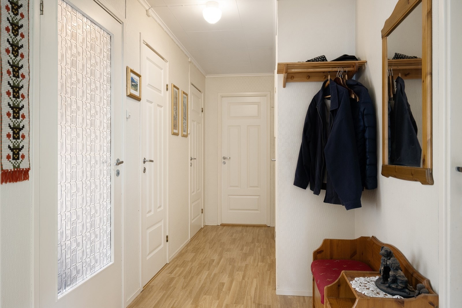 Entréen er lys og trivelig med plass til klær og sko. Galleribilde