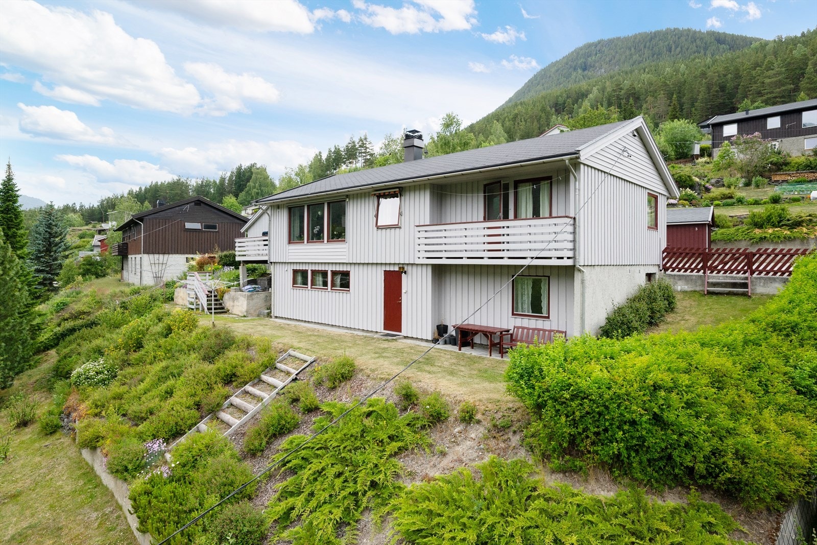 Boligen fra 1977 har en innholdsrik planløsning over to plan. Galleribilde