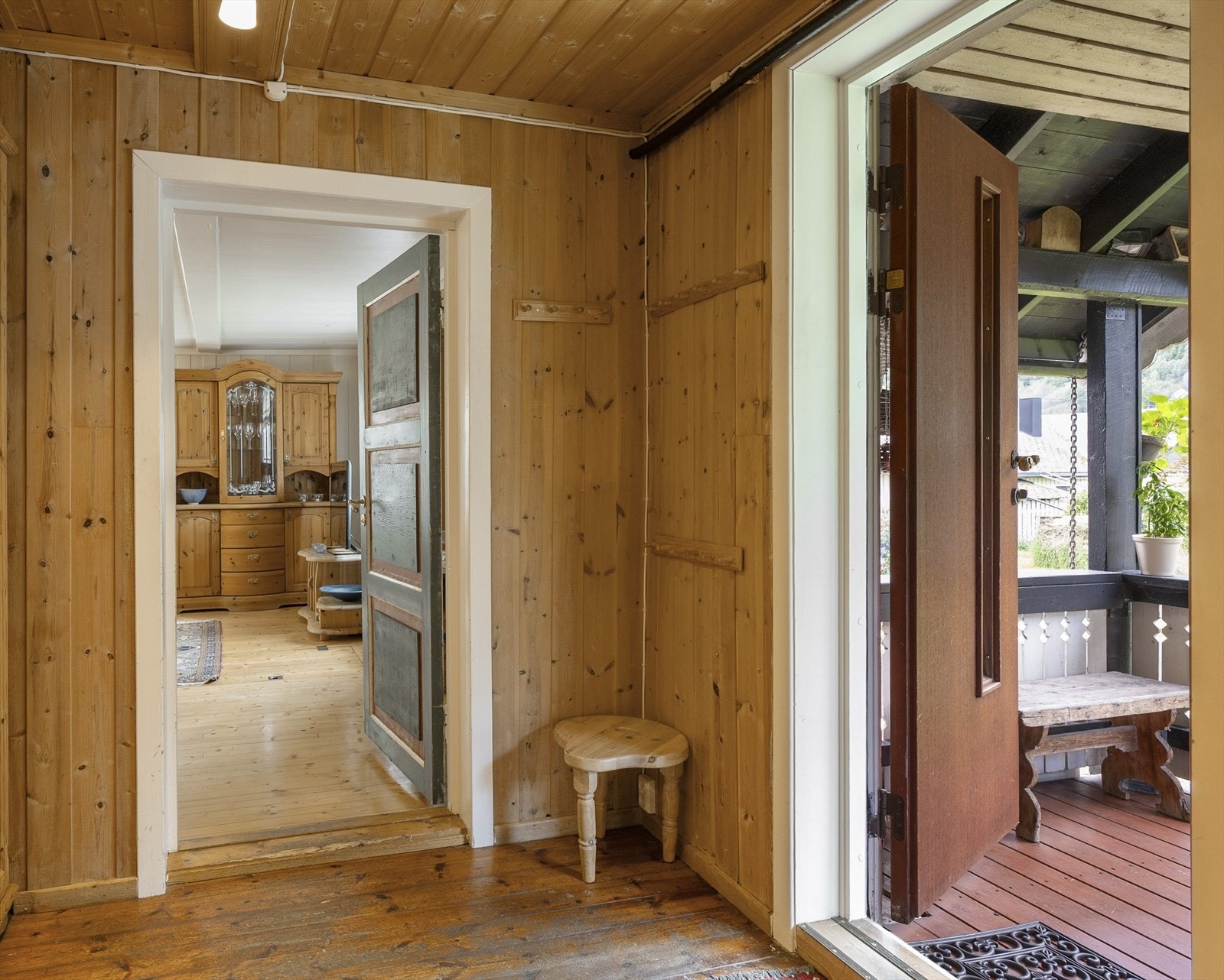 Fra entréen er det dør videre inn til stue og kjøkken. Galleribilde