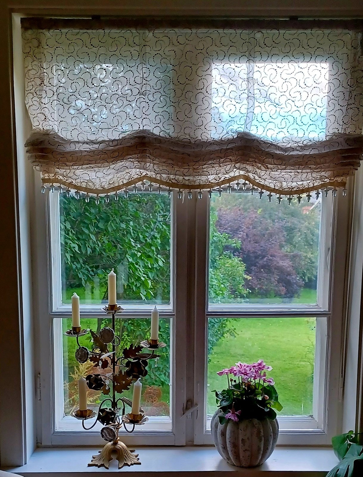 Det er håndblåste glass i de fleste vinduer. Galleribilde