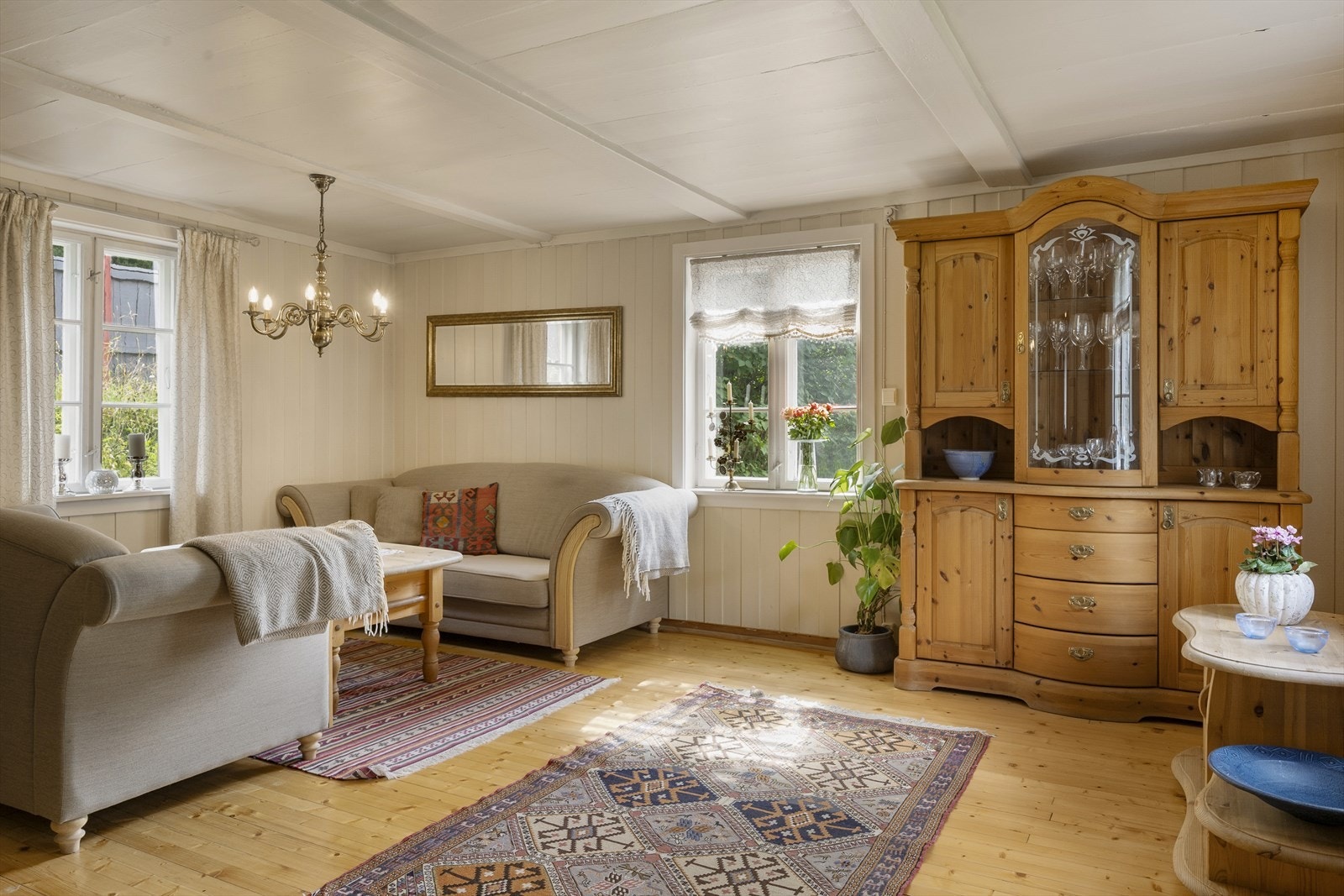 Stua er holdt i lyse farger. Galleribilde