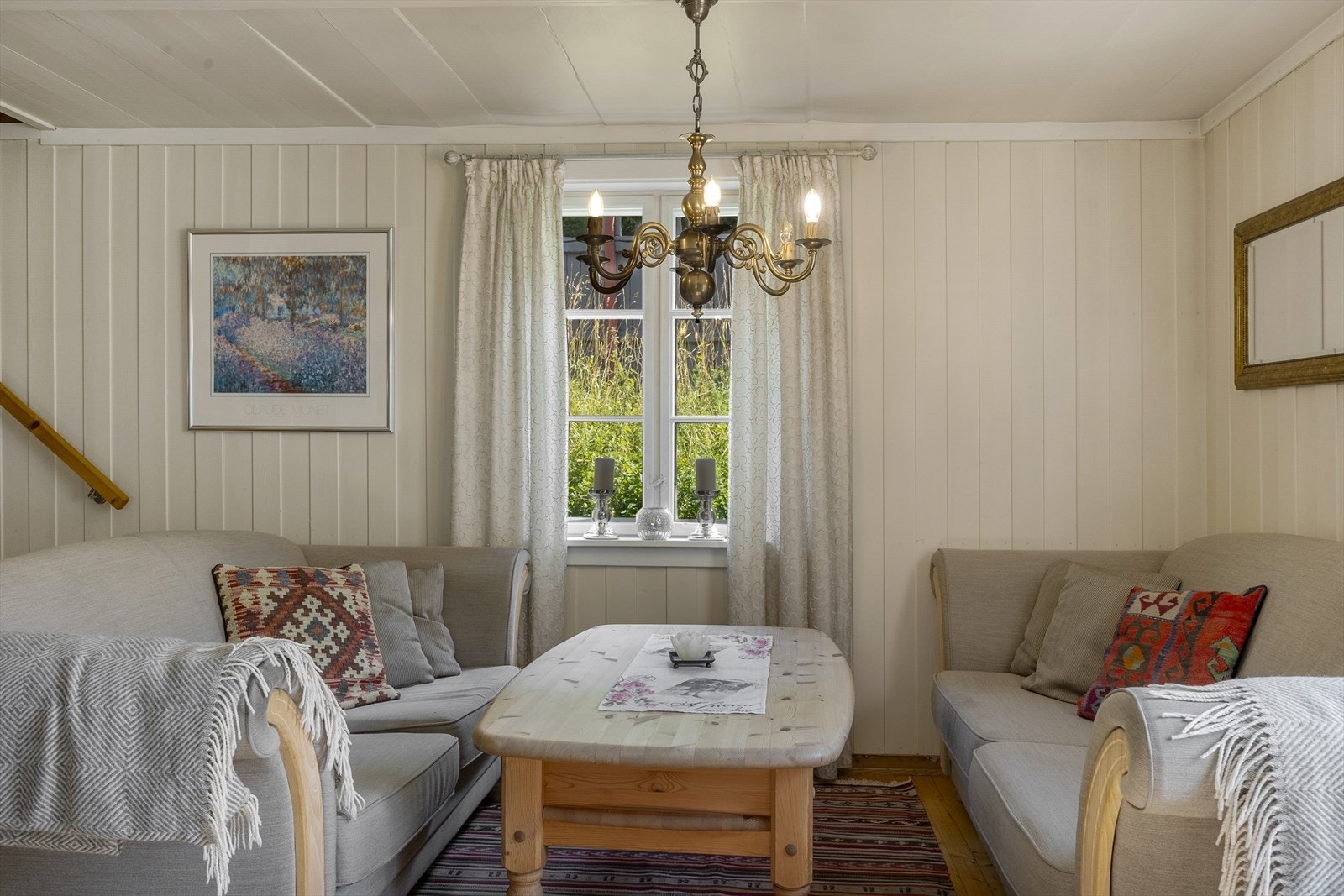 Vinduer på flere kanter gir godt med naturlig lys. Galleribilde