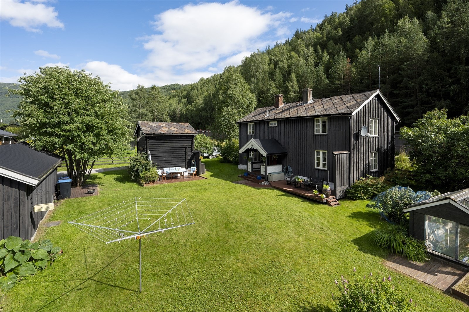 Her får man en eiendom med sjel som består av bolighus, garasje, uthus/stabbur og drivhus. Galleribilde