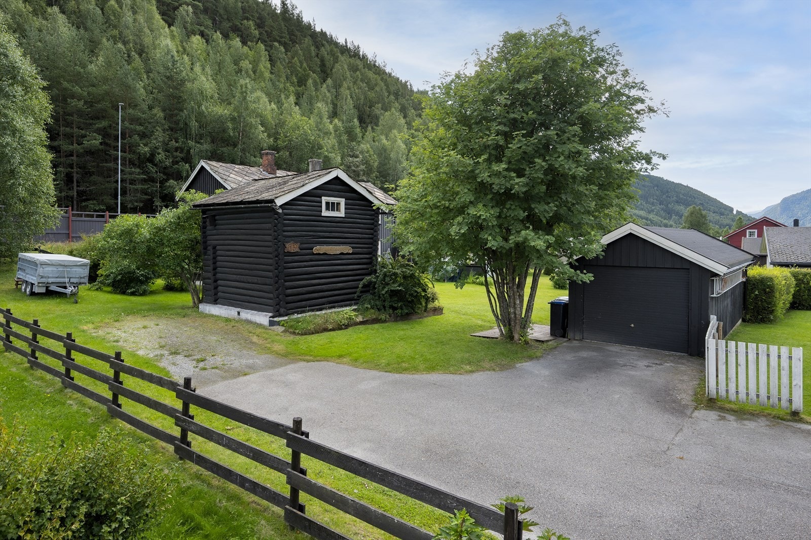 Eiendommen har asfaltert adkomst og parkering i garasje samt biloppstillingsplass. Galleribilde