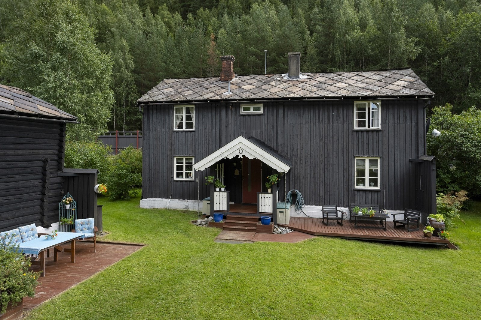 Eiendommen har en pent opparbeidet tomt og enkel, flat adkomst. Galleribilde
