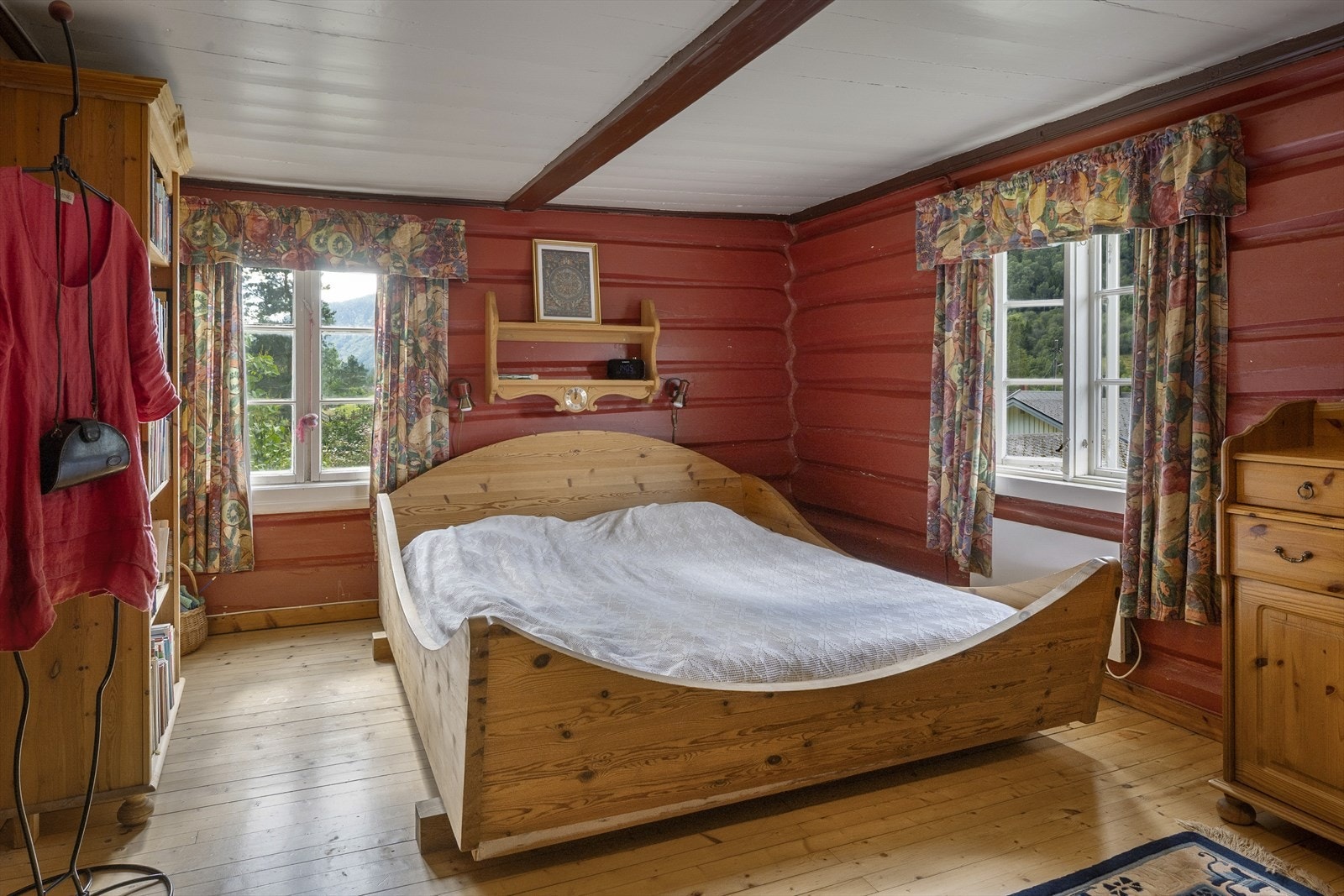 Hovedsoverom - boligen har totalt tre soverom. Samtlige soverom ligger i 2. etasje. Galleribilde