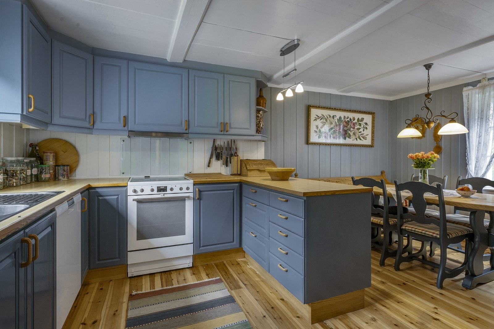 Boligen har et romslig kjøkken med spiseplass. Galleribilde