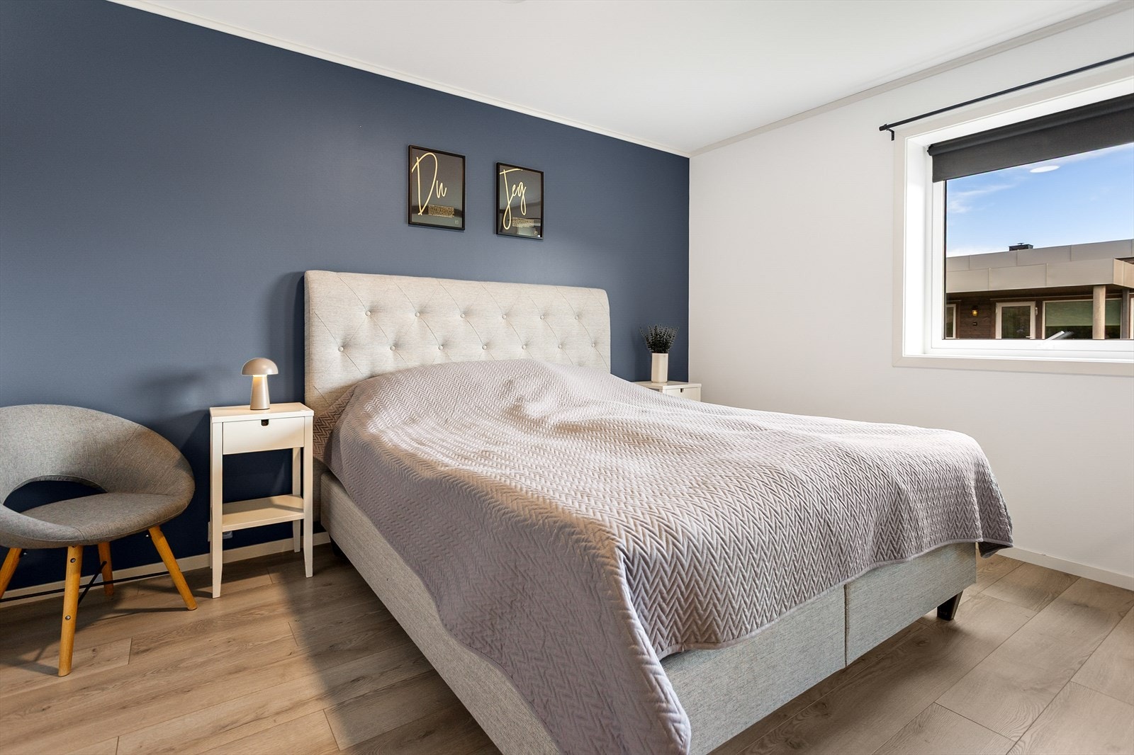 Hovedsoverommet er på 13 kvm og her er det også innbygd skyvedørsgarderobe Galleribilde