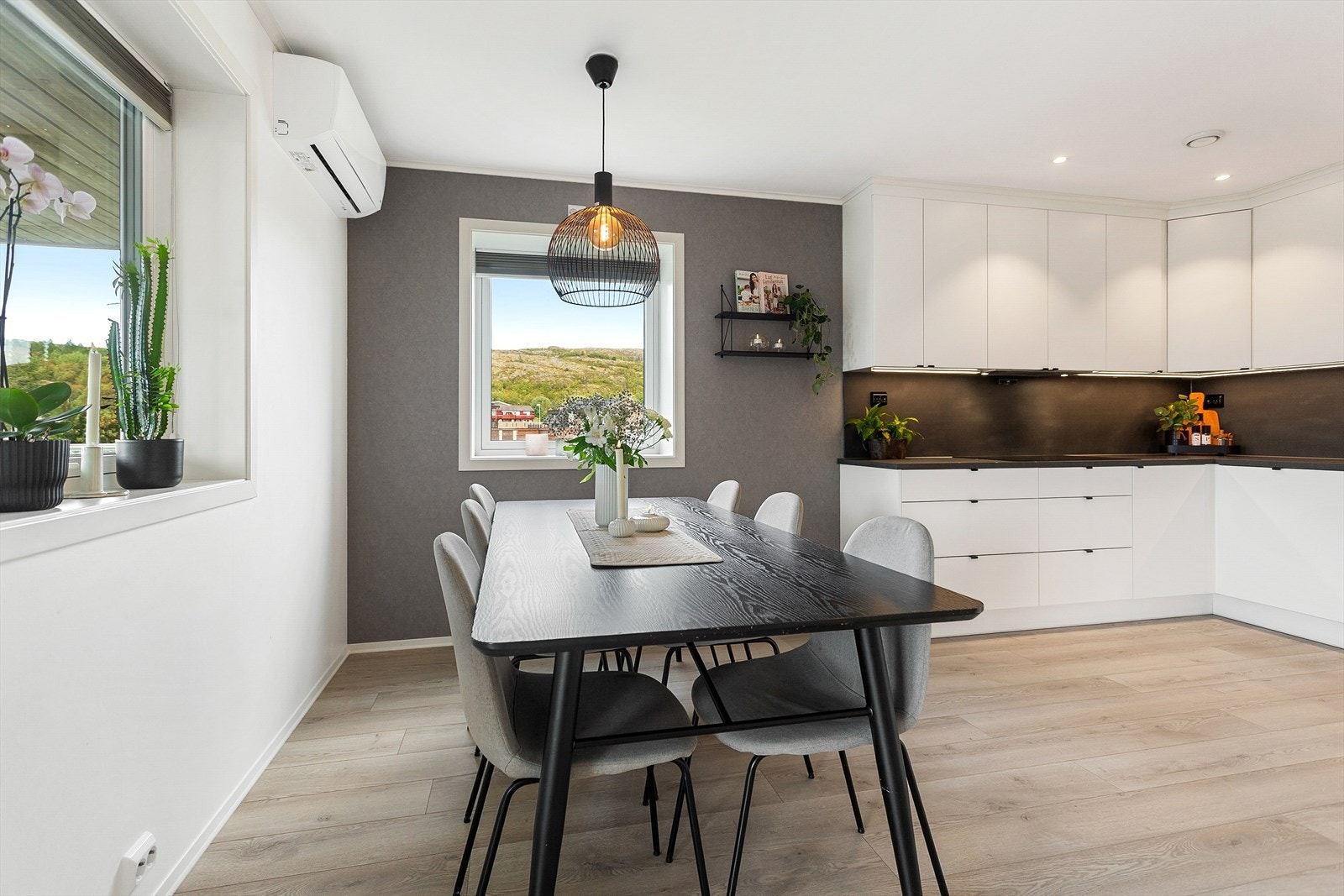 Kjøkkenet er påkostet, med bla overskap som går opp til taket, legg merke til at benkeplate og kitchenboard er i samme utførelse Galleribilde