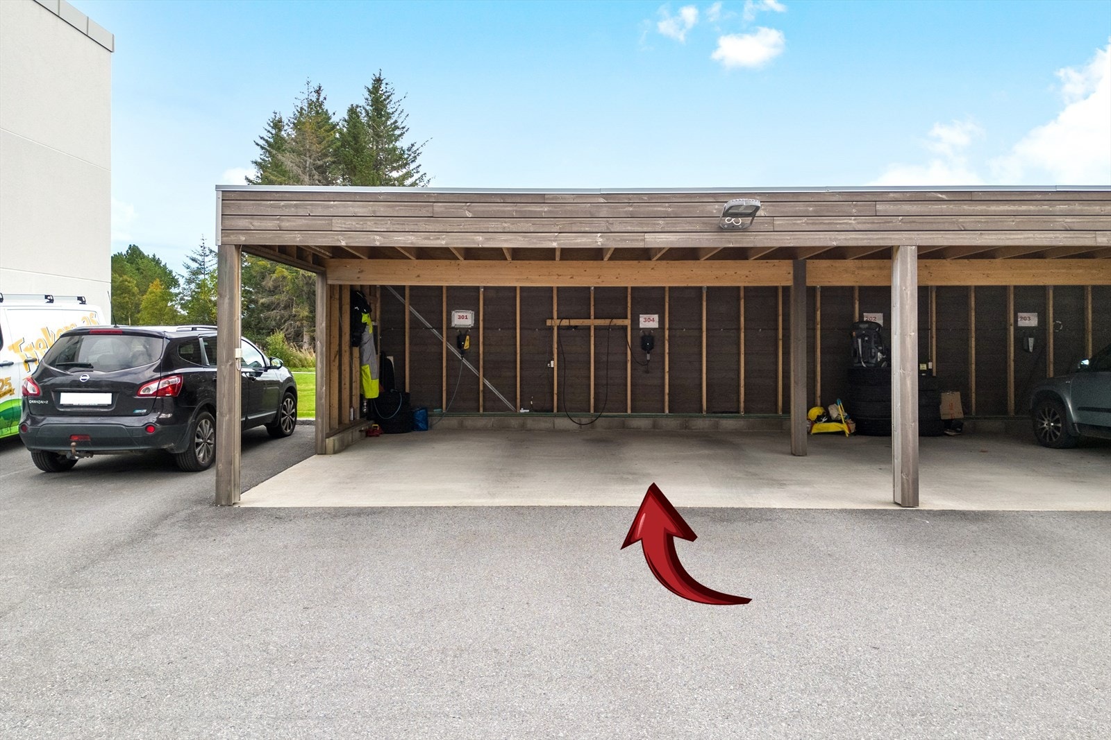 Det er innstalert el-bil lader i carporten Galleribilde