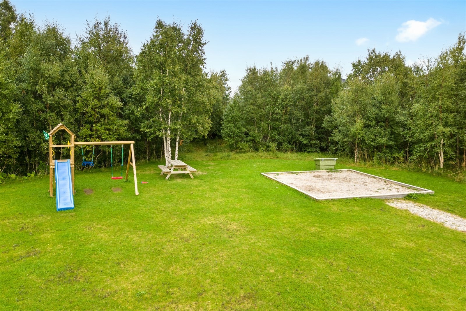 i Nærområdet er det også leikeplass og grøntareal Galleribilde