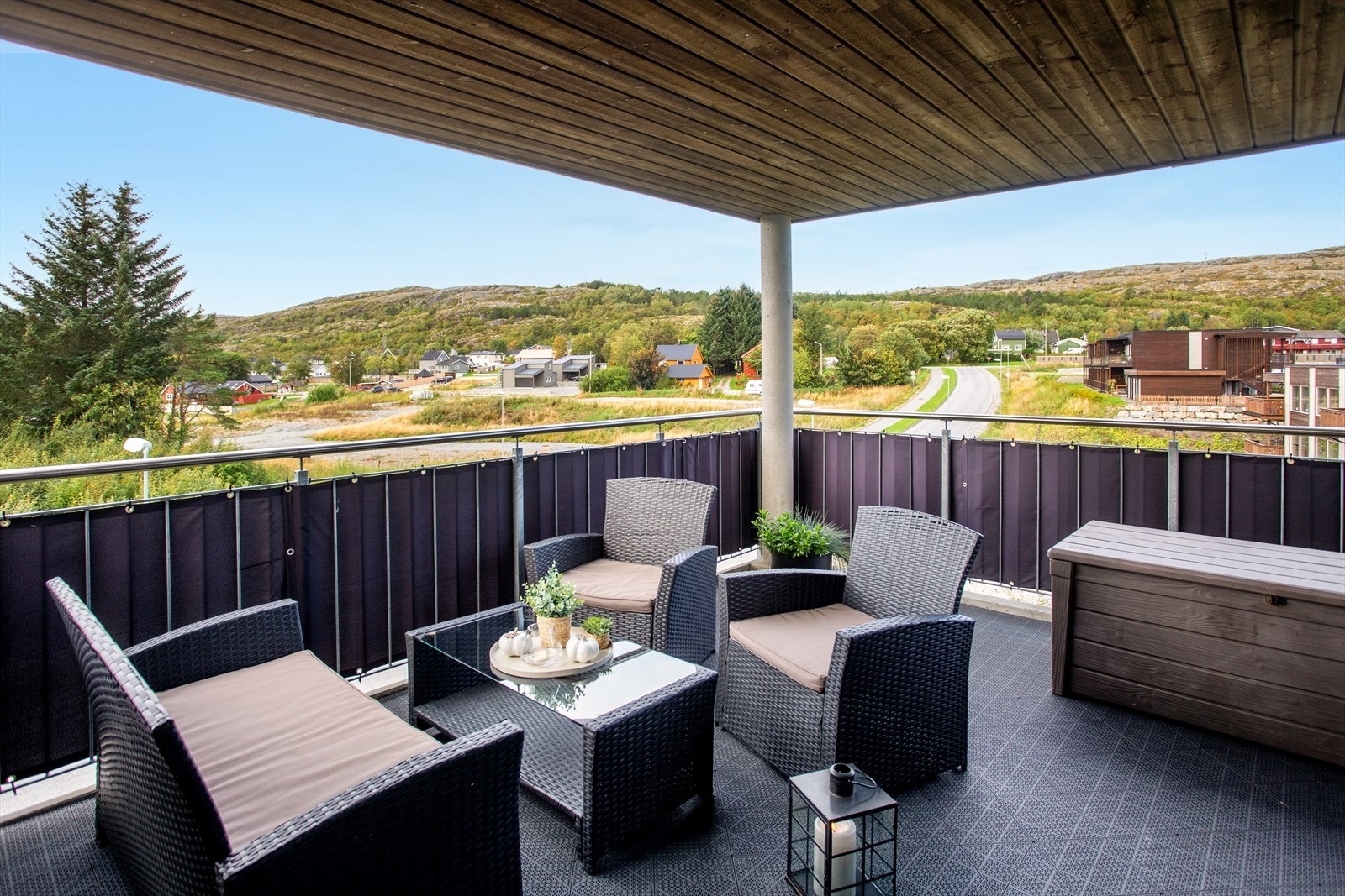 Verandaen er takoverbygd og med ly for nordvinden, her har du sola til kvelds, sommertid Galleribilde