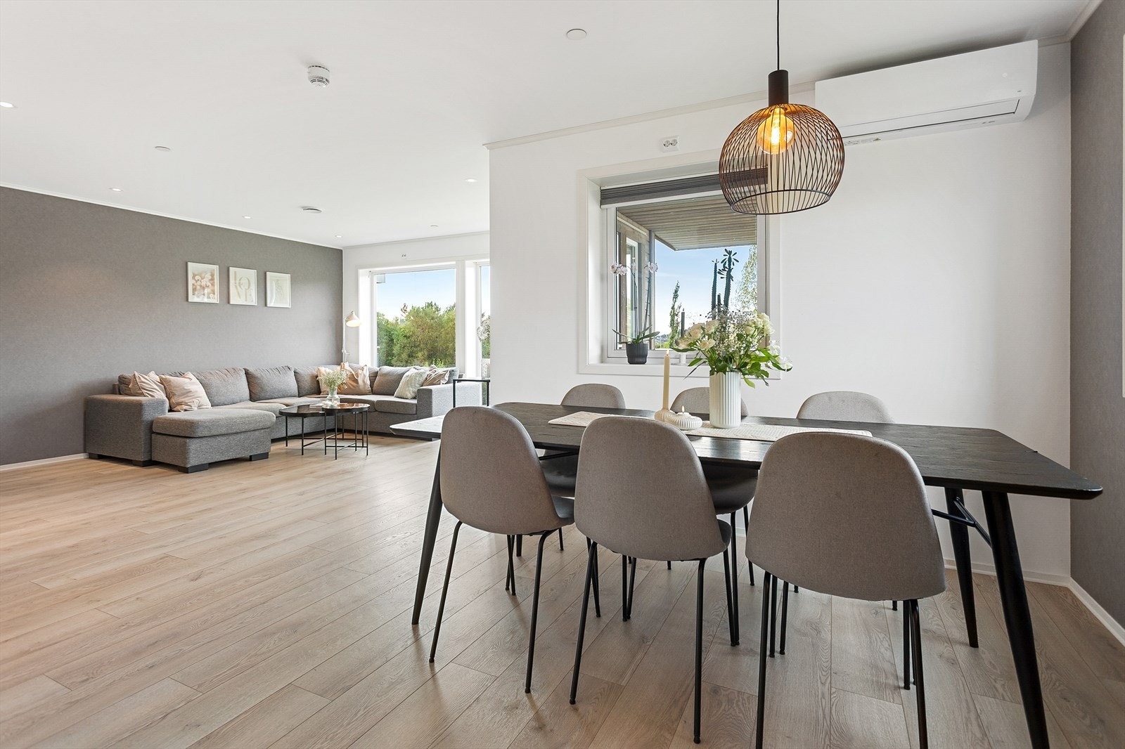 Det er satt inn varmepumpe i leiligheten, som gir en lun og god varme på vinteren og god avkjøling på varme sommerdager Galleribilde