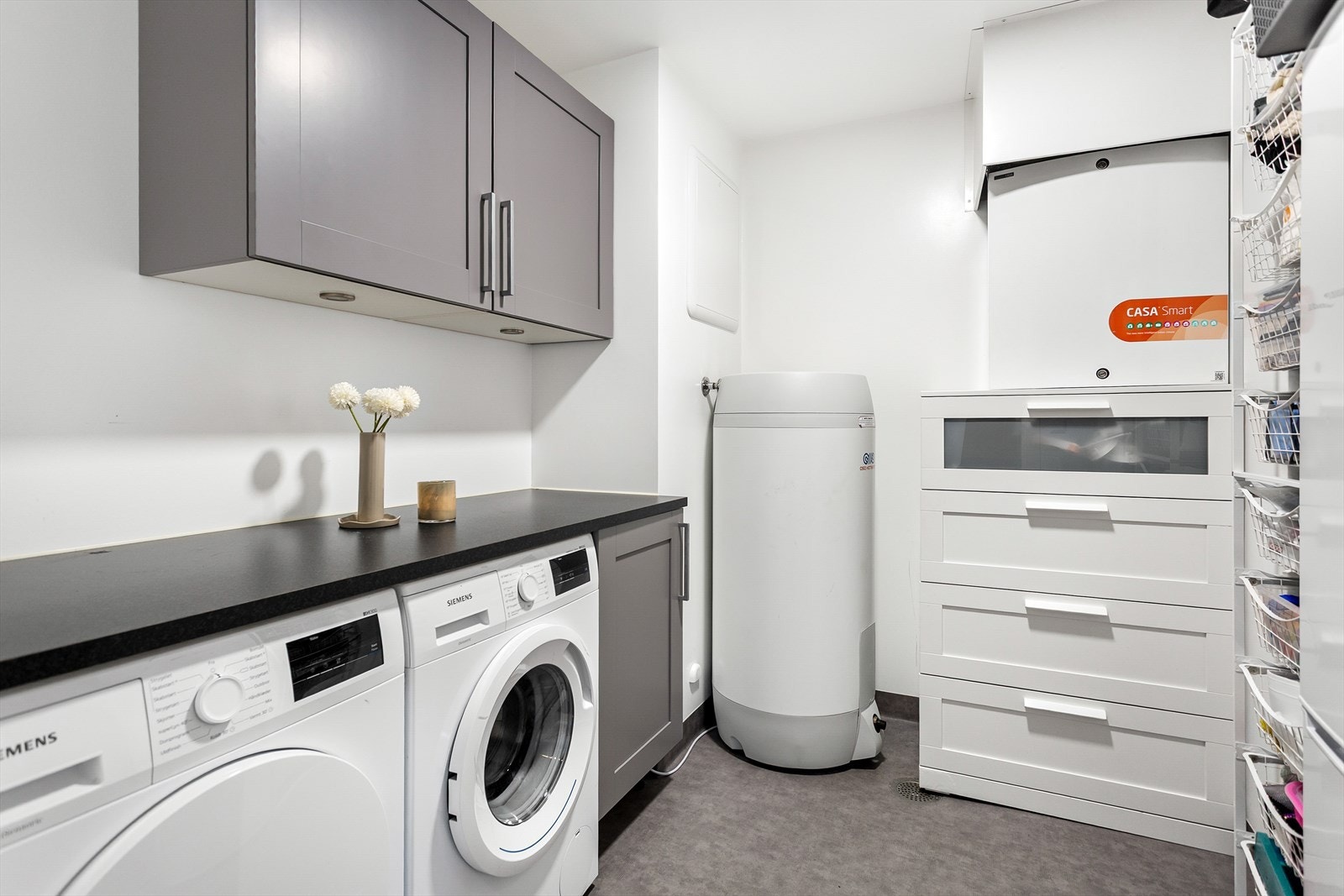 Vaskerommet er også innredet med flott innredning og benk som gir god arbeidsplass Galleribilde