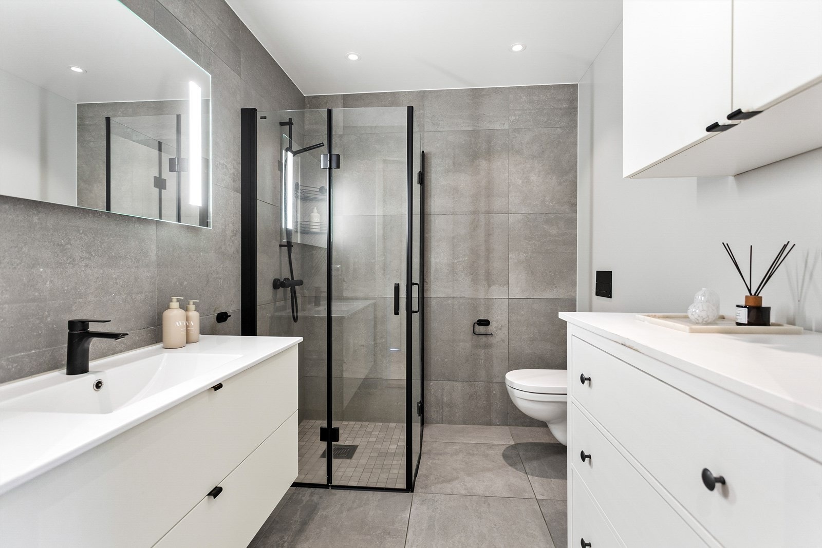 Badet er flott med flis på to av veggene, og gipsplater i tak og malte plater på vegg Galleribilde