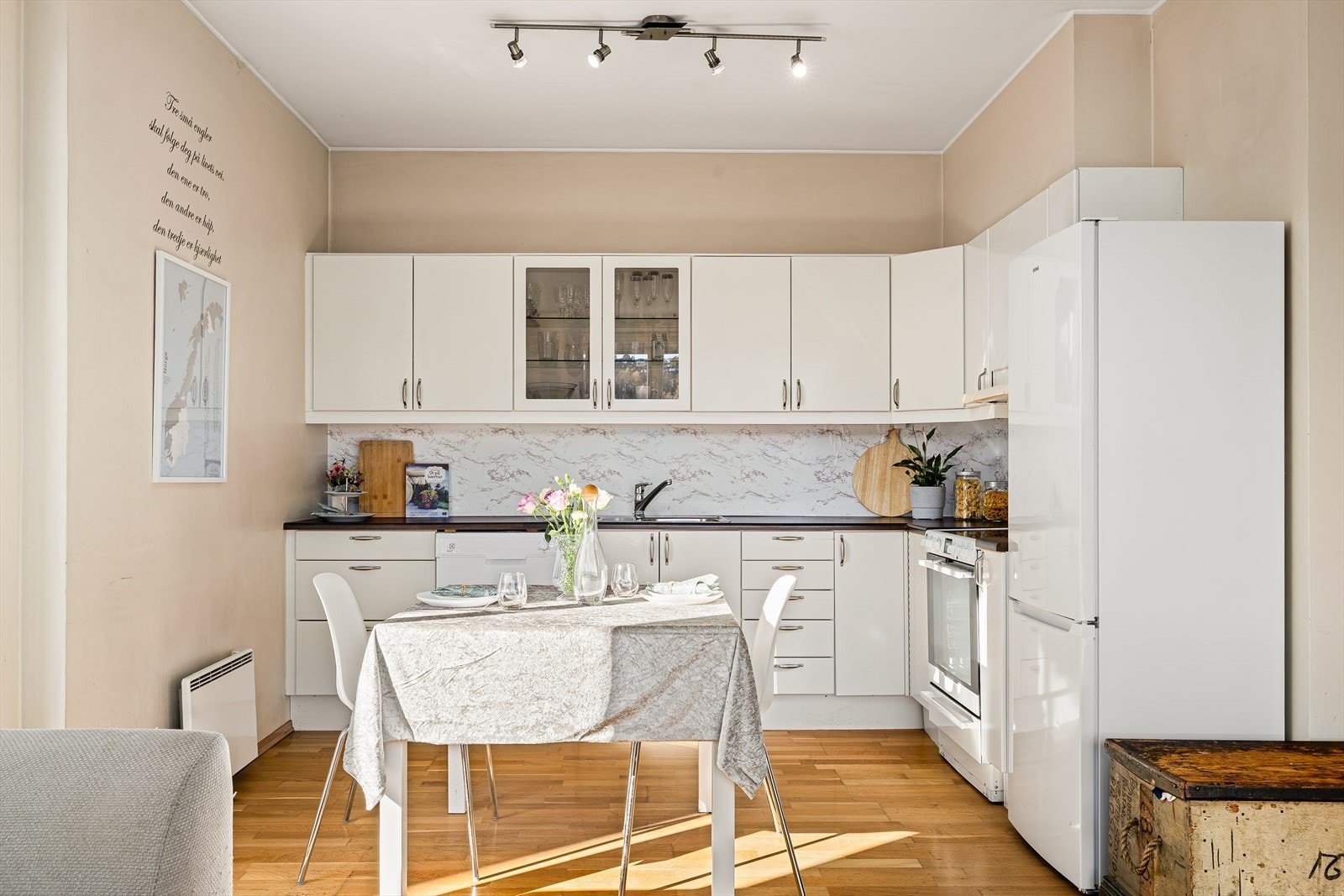 Kjøkkenet er i åpen løsning mot stuen. Plass til kjøkkenbord og stoler. Galleribilde