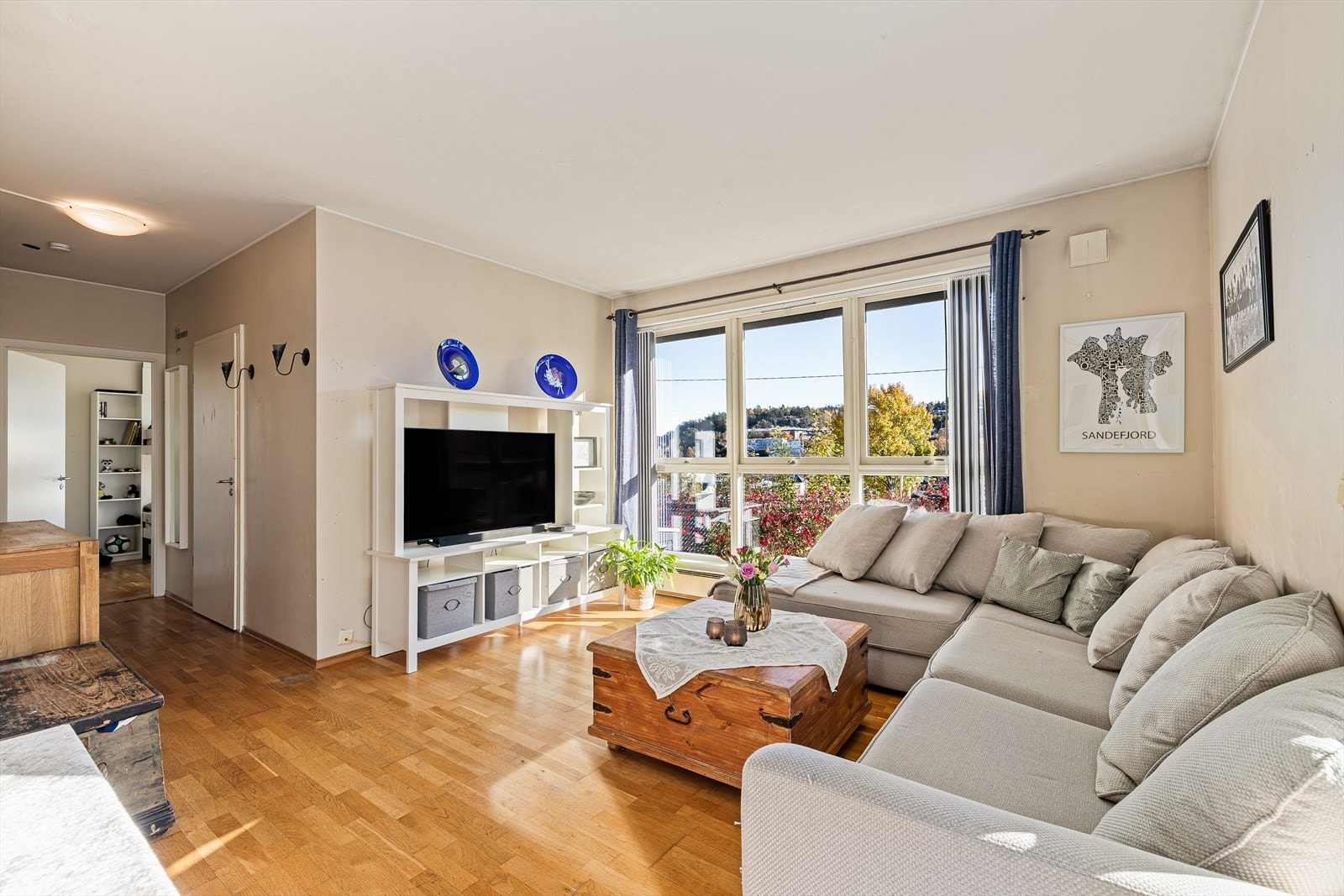 Lys og usjenert stue/kjøkkenløsning. Galleribilde