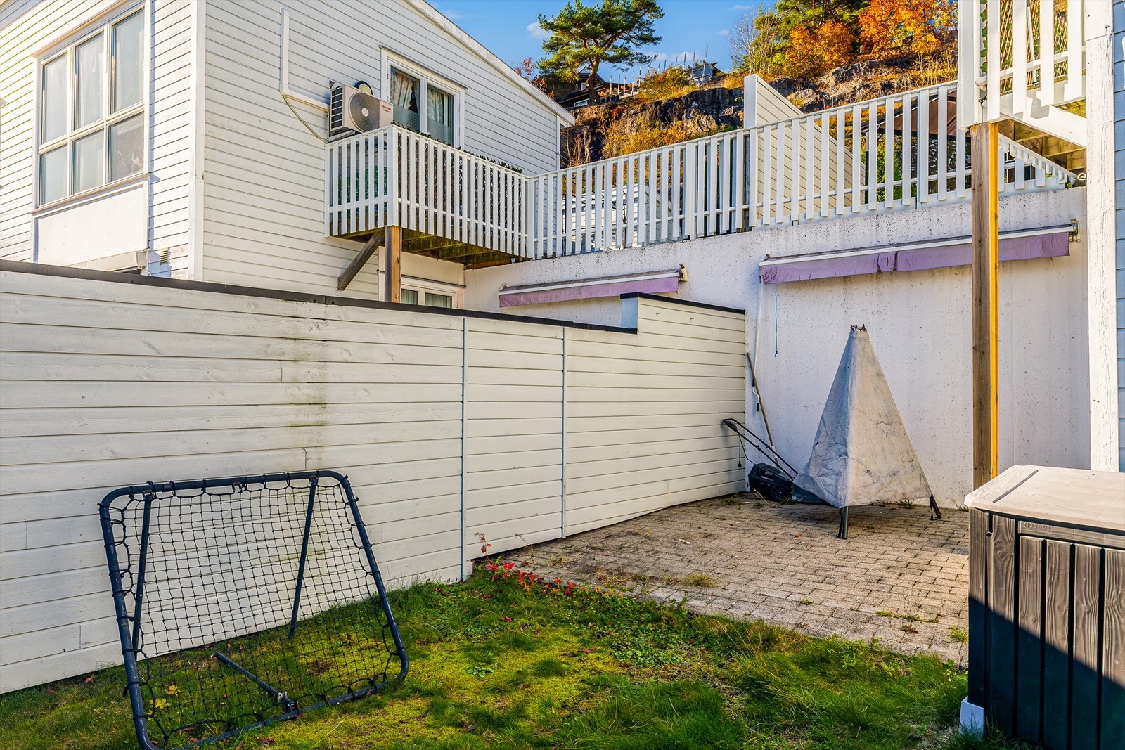 Solrik og usjenert uteplass. Utgang fra stuen. Galleribilde