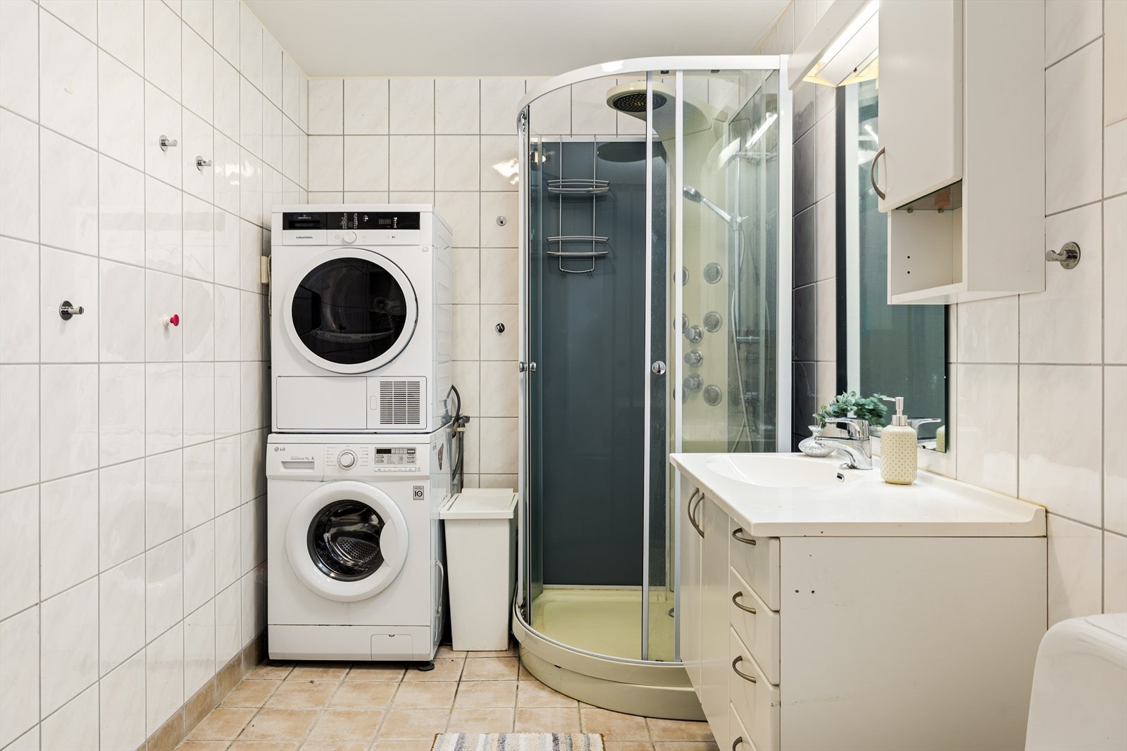 Flislagt bad/vaskerom med varmekabler Galleribilde