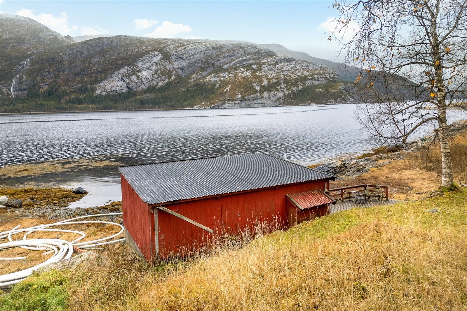 Det kan være mulig å leie ett av de tre naustene som er bygd sammen, perfekt for oppbevaring av maritime utstyr. Galleribilde