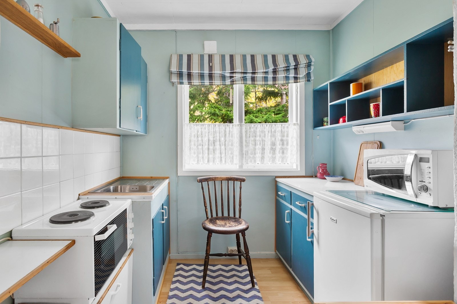 Kjøkkenet har en enkel innredning med glatte fronter og laminat benkeplate (kilde: tilstandsrapport). Galleribilde