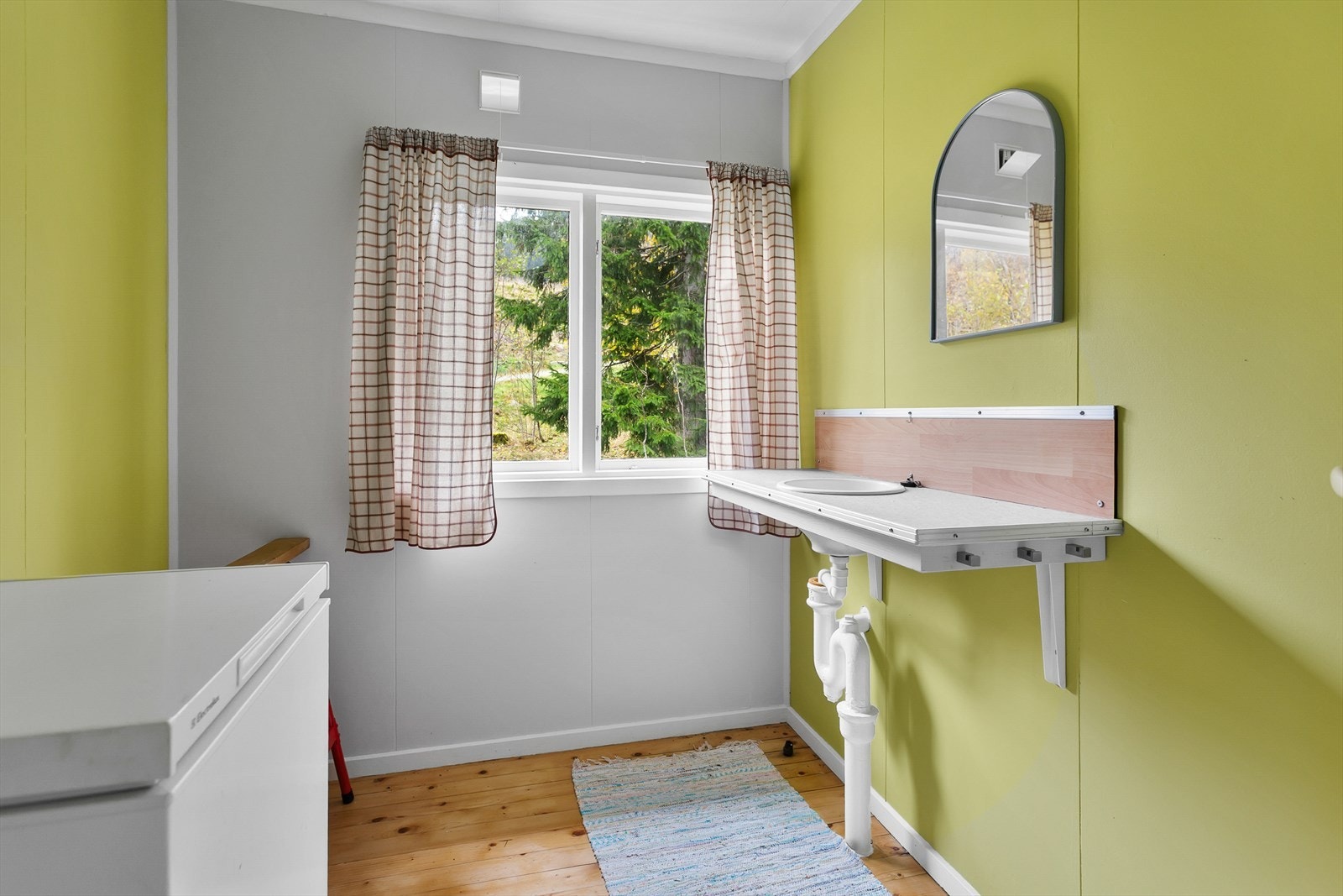 Rommet har en enkel vask og utslipp av gråvann, men mangler innlagt vann (kilde: tilstandsrapport). Galleribilde