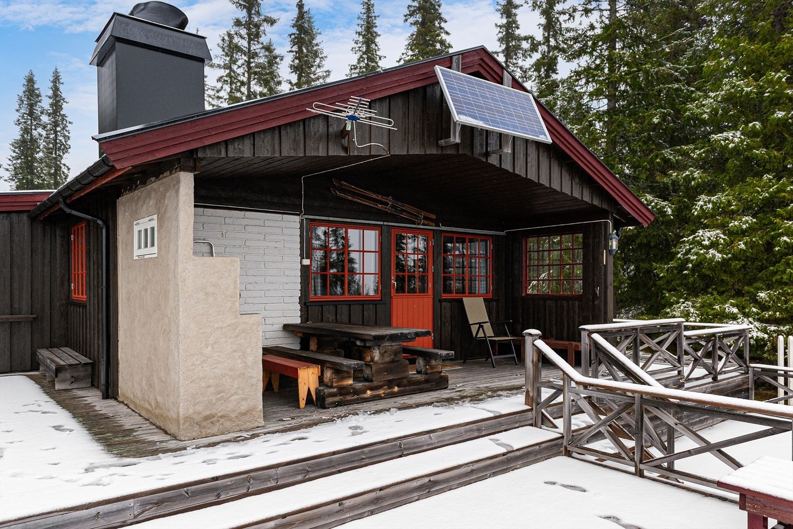 Hytta har innlagt strøm, men har også solcellepanel på taket bidrar til bærekraftig energiforsyning (kilde: tilstandsrapport - foto: Torben Wirkestad) Galleribilde