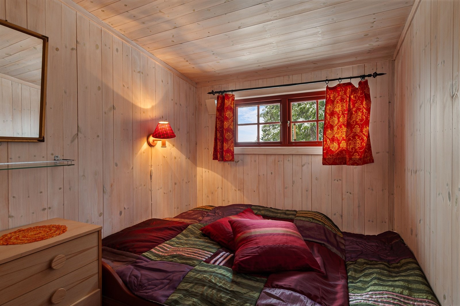 Lyst panel på veggene gir et friskt uttrykk til rommet. Galleribilde