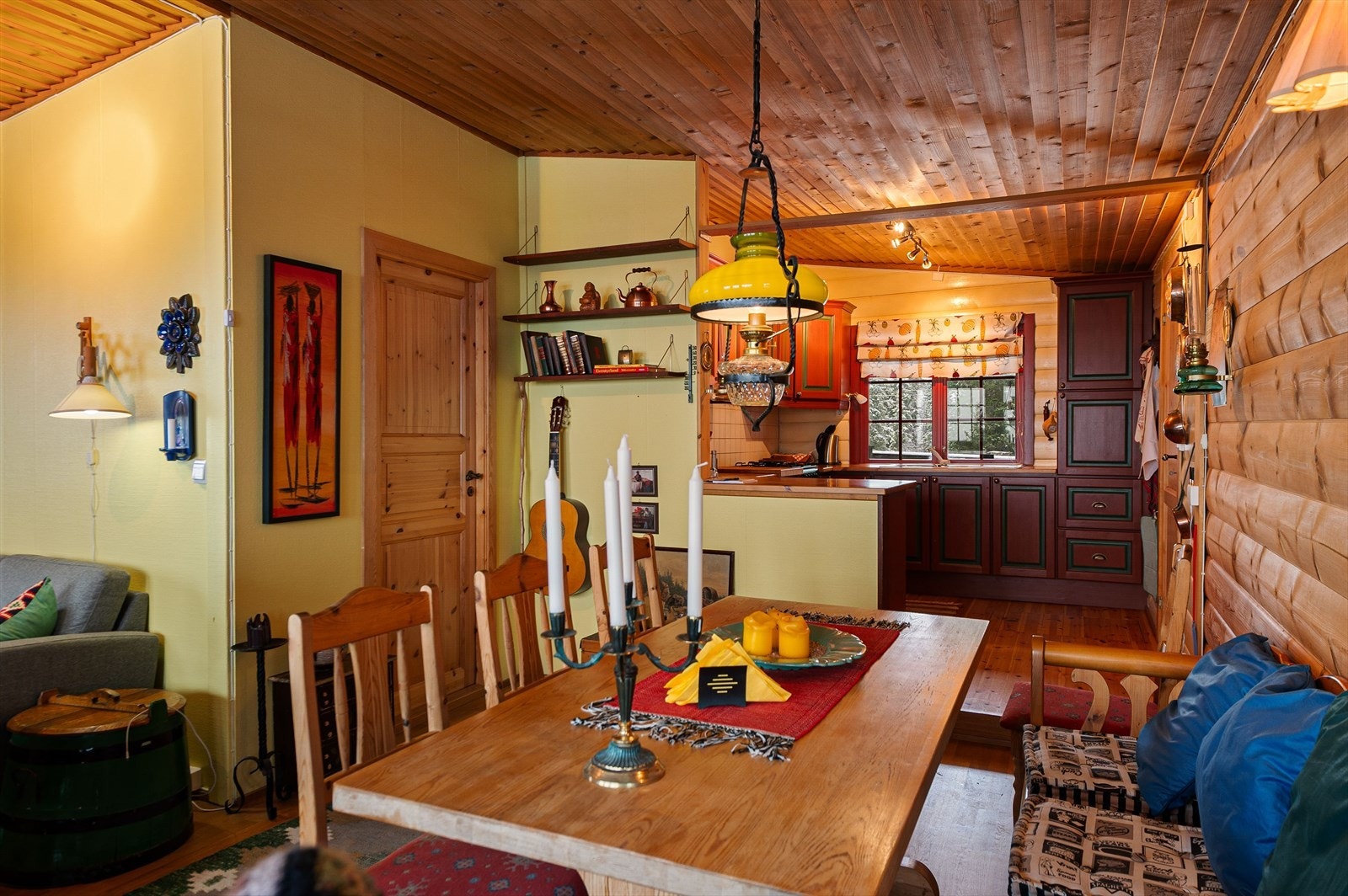 Profilerte fronter og heltre benkeplate preger kjøkkeninnredningen (kilde: tilstandsrapport). Galleribilde