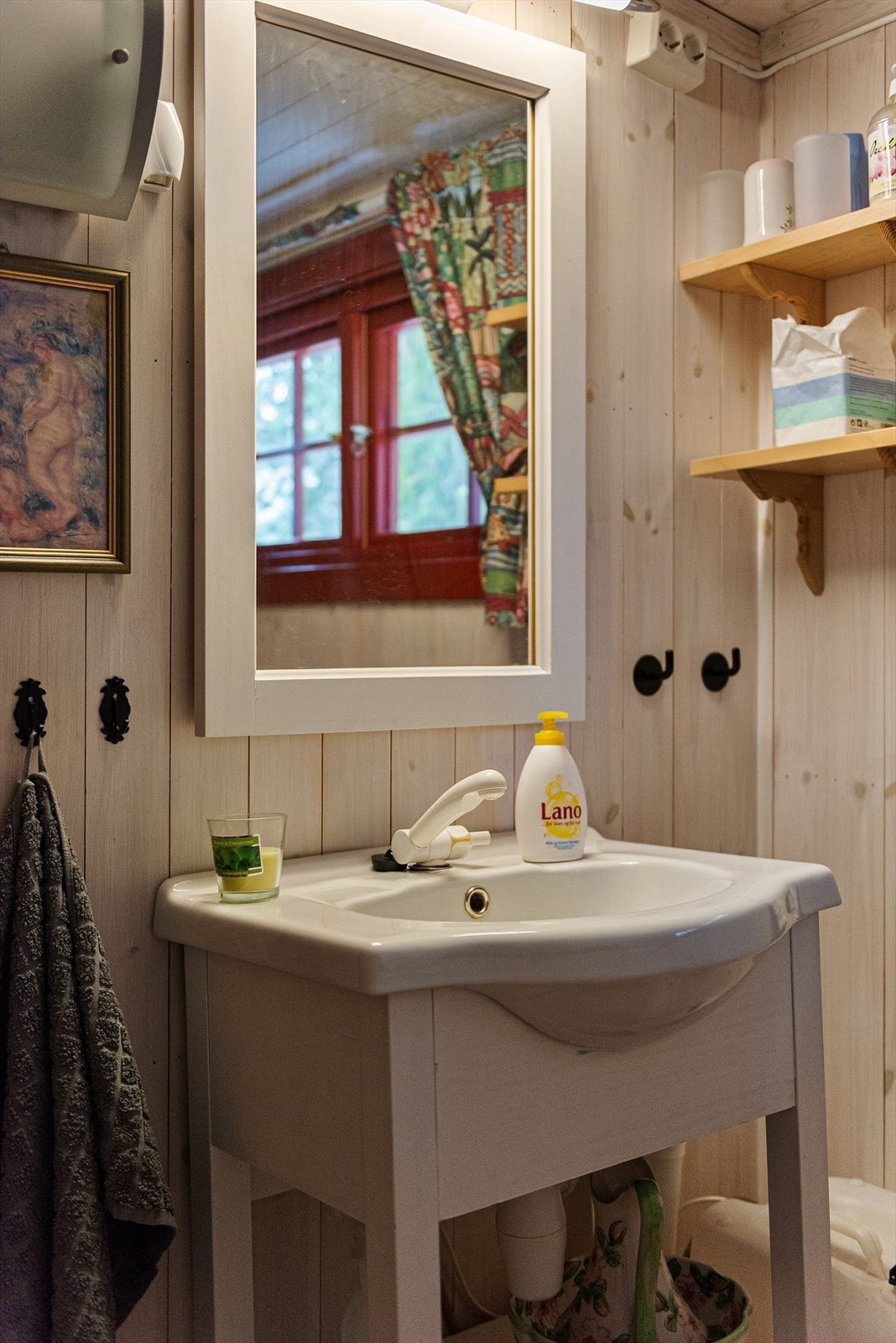 Vegger med panel gir rommet en tradisjonell hyttestil (kilde: tilstandsrapport). Galleribilde