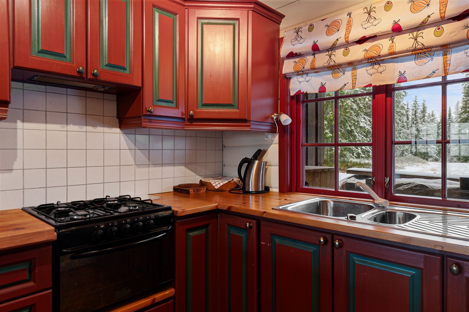 Kjøkkenet har ventilator med avtrekk ut, som sikrer effektiv lufting under matlaging (kilde: tilstandsrapport). Galleribilde