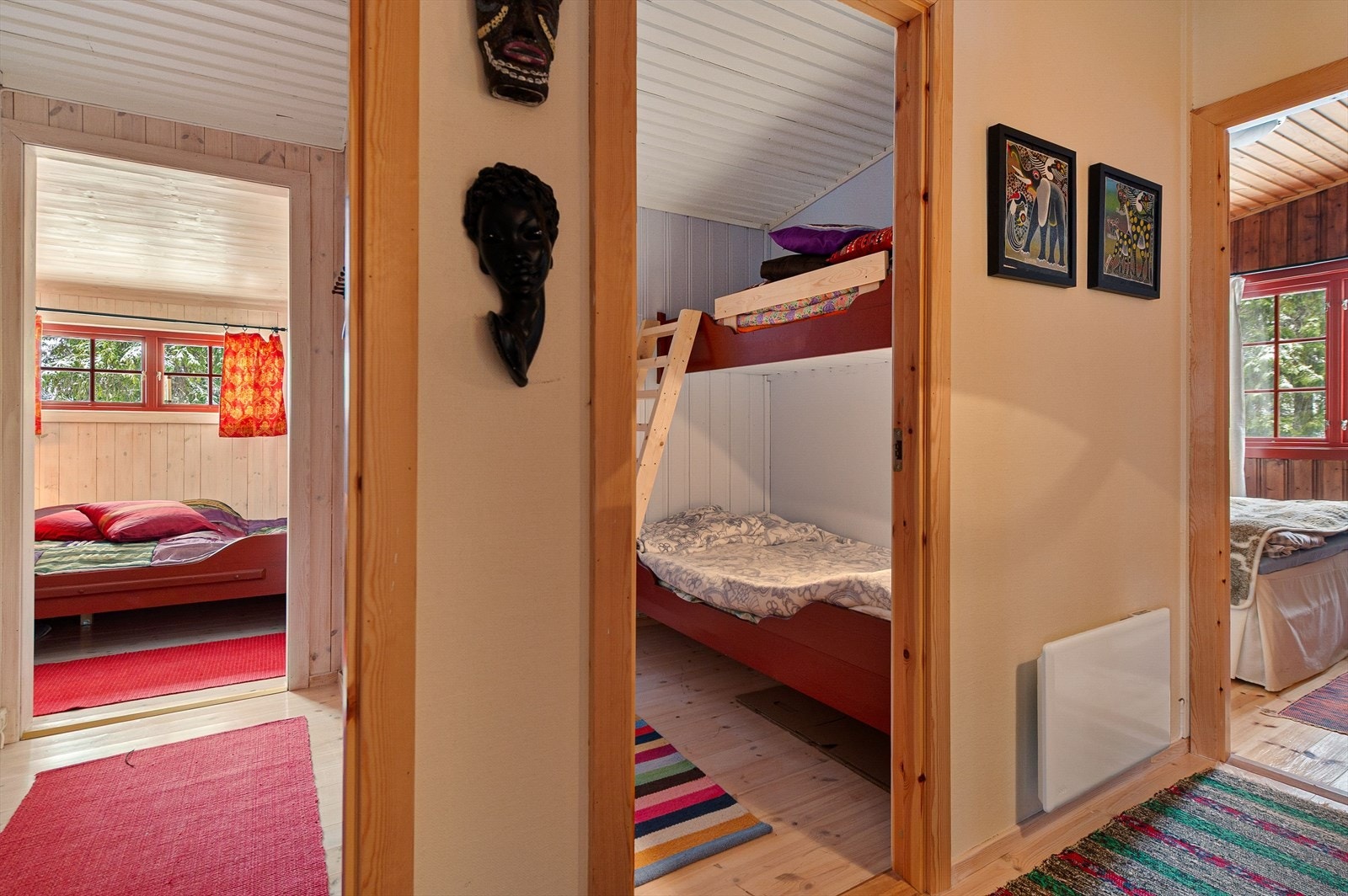 Plass til flere soveplasser med køyesenger i rommet. Galleribilde