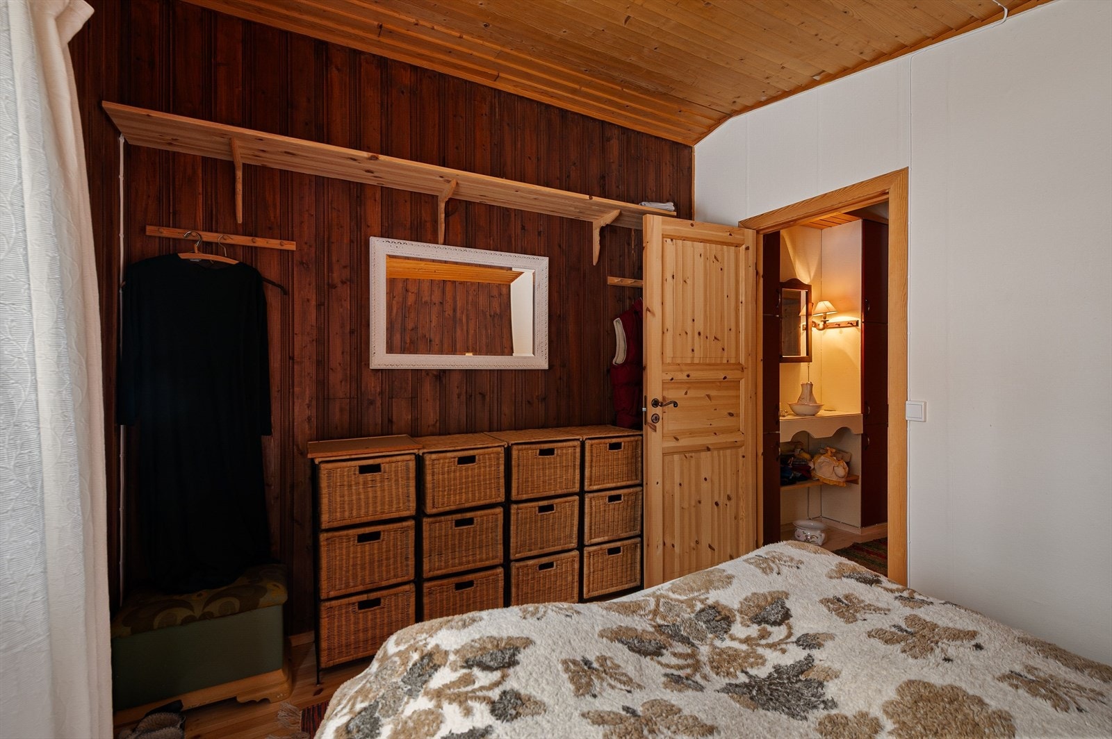 Oppbevaringsløsning med kurver gir enkel tilgang til klær. Galleribilde